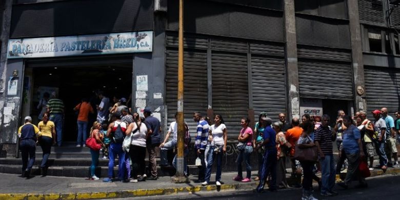 Warga mengantre di luar sebuah toko roti di Caracas, Venezuela, pada Minggu (10/3/2019),  saat pemadaman listrik besar-besaran memasuki hari ketiga di negara itu. (AFP/Cristian Hernandez)