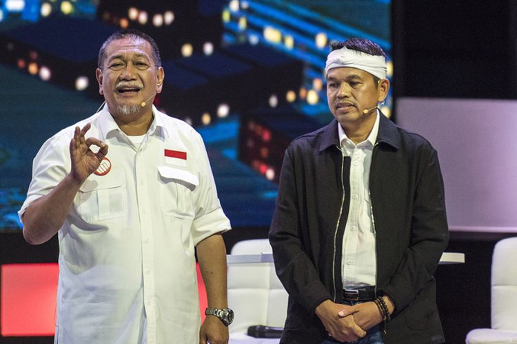 Pasangan calon gubernur dan wakil gubernur Jawa Barat Deddy Mizwar (kiri) dan Dedi Mulyadi menyampaikan visi dan misi saat Debat Calon Gubernur dan Wakil Gubernur Jawa Barat di Sabuga, Bandung, Jawa Barat, Senin (12/3/2018). Debat pertama calon gubernur dan wakil gubernur Jabar tersebut mengangkat sejumlah isu seperti politik, hukum, ekonomi, pemerintahan daerah, UMKM, dan infrastruktur.