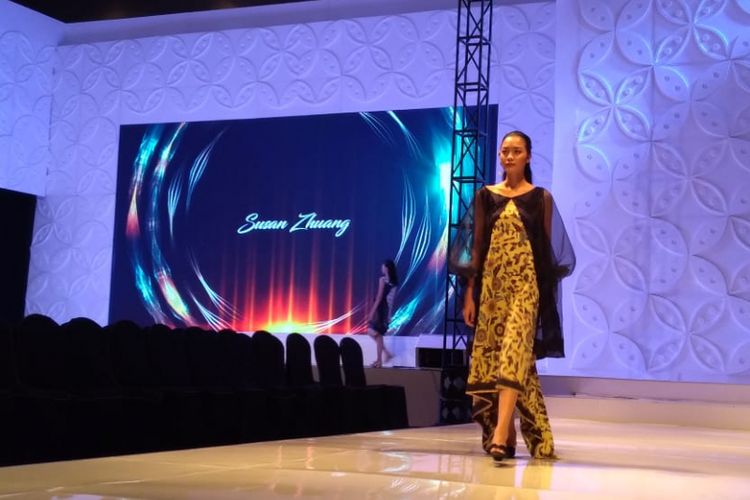 Desainer Susan Zuang menggunakan batik garutan dalam fashion show Fashionality 2018 di Bandung, Rabu (28/11/2018).