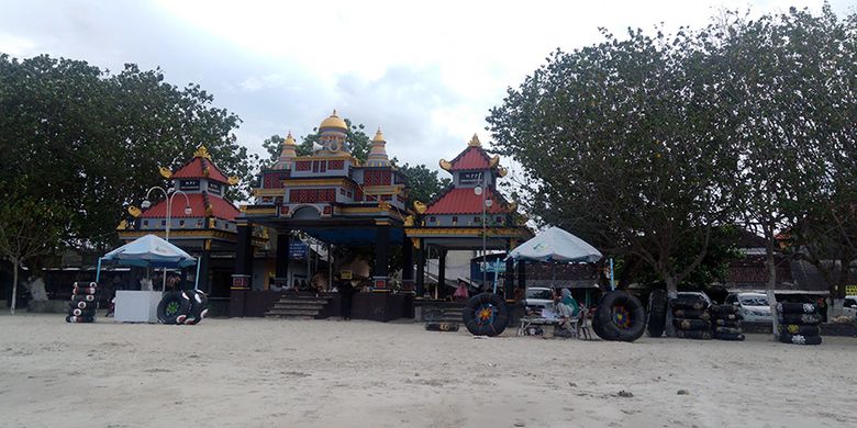 Pantai Dalegan di Gresik, Jatim, bisa menjadi tempat rujukan untuk liburan bersama keluarga.