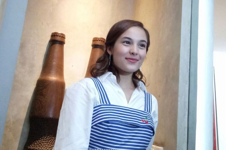 Chelsea Islan saat diwawancarai setelah jumpa pers dan syukuran Pementasan Teater Perempuan-Perempuan Chairil di Dia.Lo.Gue Kafe, Kemang, Jakarta Selatan, Sabtu (19/8/2017).