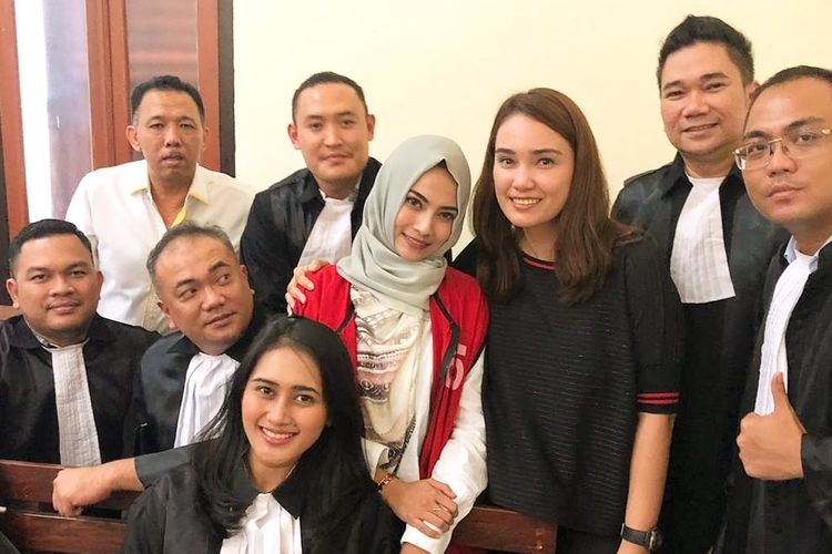 Feby Febiola memberi kesaksian dalam persidangan Vanessa Angel di PN Surabaya, Jawa Timur, pada 23 Mei 2019.
