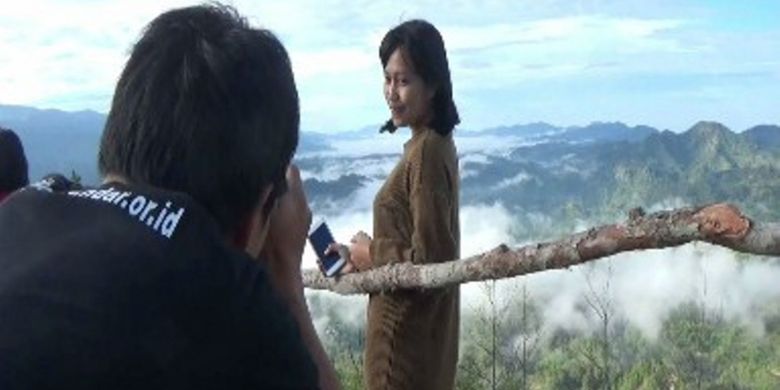 Objek wisata negeri di atas awan di puncak gunung Tanduk Kalua yang terletak persis di perbatasan Kecamatan Tanduk Kalua dan Kecamatan Balla, Kabupaten Mamasa, Sulawesi Barat mulai populer. Wisatawan rela dirikan tenda demi berselfie ria untuk mengabadikan kenangan mereka.