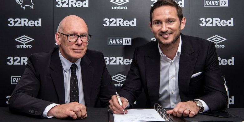 Frank Lampard (kiri) sedang menandatangani kontrak sebagai manajer Derby County dengan Bos Derby County, Mel Morris CBE (kanan).