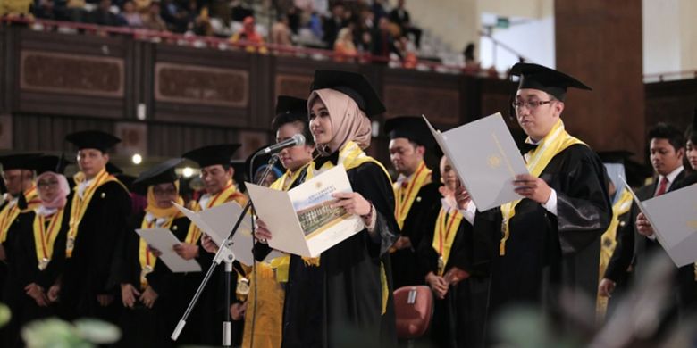 Rektor Universitas Gadjah Mada (UGM), Prof. Panut Mulyono mewisuda 1.834 orang program pascasarjana, terdiri dari 1.630 lulusan master, 19 orang spesialis dan 118 doktor (24/10/2019).