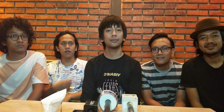 Band DMASIV dalam sesi wawancara usai jumpa pers peluncuran vinyl Kidung Abadi Chrisye, di LEON, Kebayoran, Jakarta Selatan, Kamis (22/11/2018).
