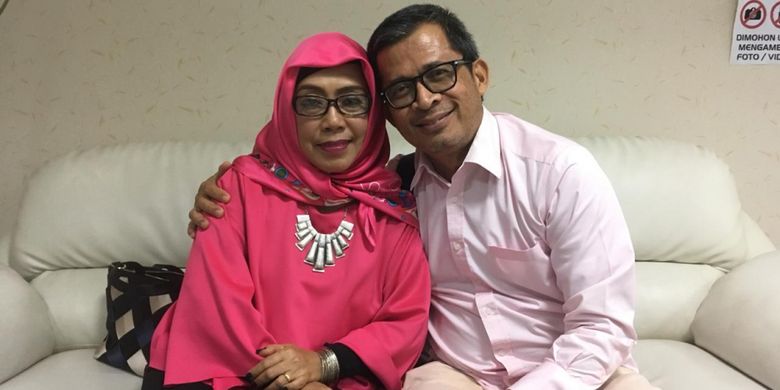 Susi (57) saat mendampingi suaminya Elang (57) yang merupakan mantan pengidap kanker paru-paru di Kantor Perwakilan St. Stamford Modern Cancer Hospital, Jakarta,  Rabu (11/12/2018) lalu. 