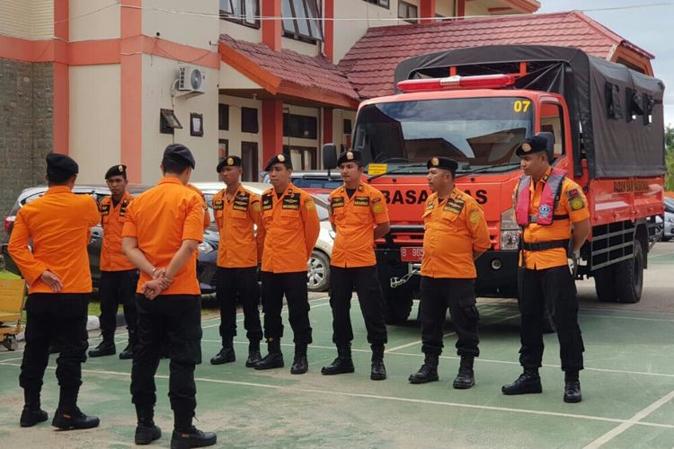 Personel SAR Kendari melakukan briefing sebelum diturunkan ke lokasi kecelakaan kapal di Pulau Wawonii. 