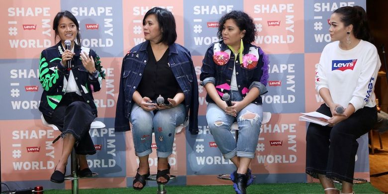 Talkshow I Shape My World dengan pembicara Soraya Cassandra (kiri), Adhita Idris (tengah), dan Kartika Jahja (kedua dari kanan) yang diadakan oleh Levis Indonesia (27/4/2019).