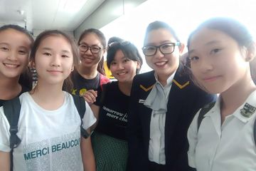 Lima siswi SMP Santa Ursula Jakarta berinisiatif membersihkan sampah MRT (30/3/2019). Ki-Ka: Patricia, Angie, Andrea, Wynnona, Amanda (Petugas MRT) dan Brigidta.