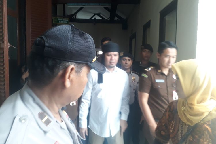 Ahmad Dhani saat berjalan memasuki ruang sidang PN Surabaya, Selasa (12/3/2019)