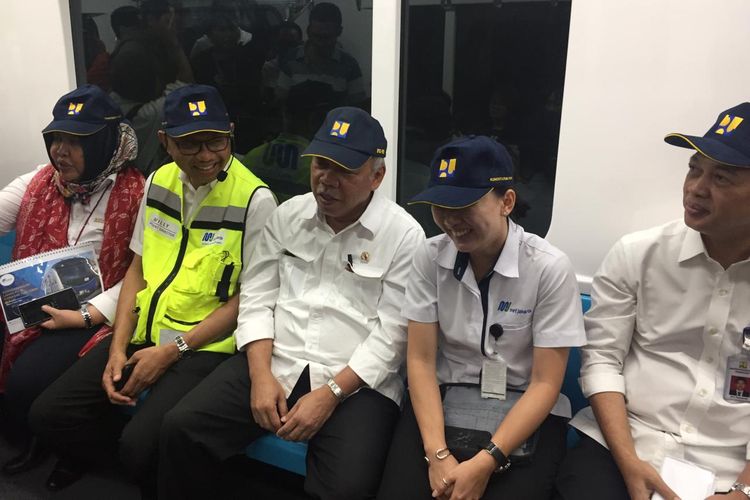 Menteri Pekerjaan Umum dan Perumahan Rakyat (PUPR) Basuki Hadimuljono menjajal MRT Jakarta, Rabu (13/3/2019).