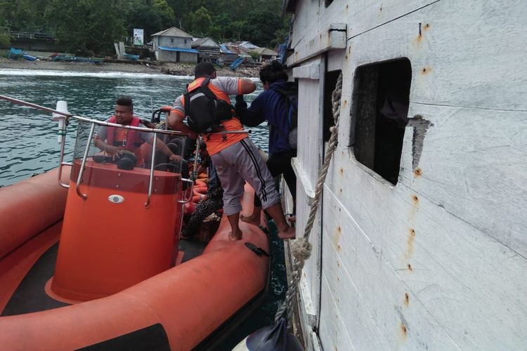 KN 235 Abimanyu milik Basarnas yang mengevakuasi lima tursi asing dan ABK Kapal Mersia yang tenggelam di Perairan laut Banda tiba di Pelabuhan Ambon, Kamis (14/3/2019)