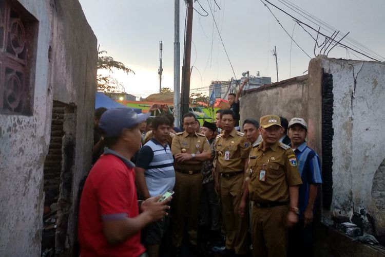 Gubernur DKI Jakarta Anies Baswedan mengunjungi korban kebakaran di Krukut, Tamansari, Jakarta Barat, Senin (18/3/2019).