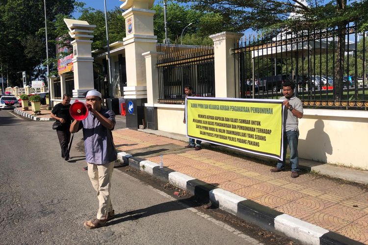 Alumni Pondok Pesantren Nurul Ikhlas, Tanah Datar, Sumatera Barat melakukan orasi di Mapolda Sumbar menuntut kasus kematian RA diambil alih Polda Sumbar, Rabu (20/3/2019).