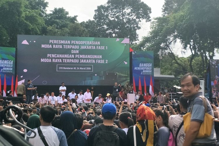 Presiden RI Joko Widodo dan para menteri lesehan di panggung peresmian MRT, kawasan Bundaran HI, Minggu (24/3/2019). 