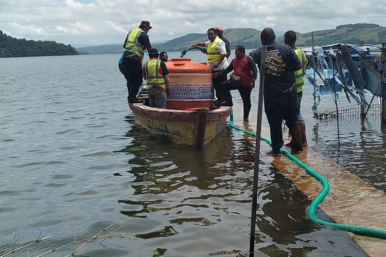 Masyarakat dari Kampung Ayapo, Distrik Sentani Timur,  Kabupaten Jayapura, sedang mengambil air bersih di Posko Air Bersih yang dibuka BWS Papua di Batas Kota, Distrik Heram, Kota Jayapura, Papua.