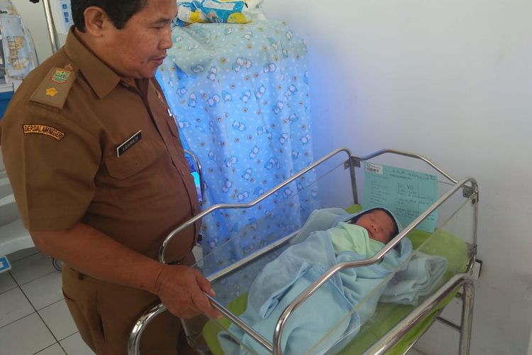 Humas RSUD Karawang Ruhimin saat menerangkan kondisi bayi laki-laki yang ditemukan di teras rumah warga Desa Gintungkerta, Kecamatan Klari, Kabupaten Karawang, Senin (1/4/2019).


