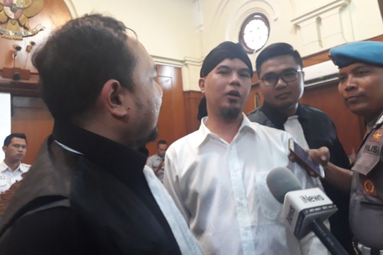 Ahmad Dhani usai sidang di PN Surabaya, Selasa (2/4/2019)