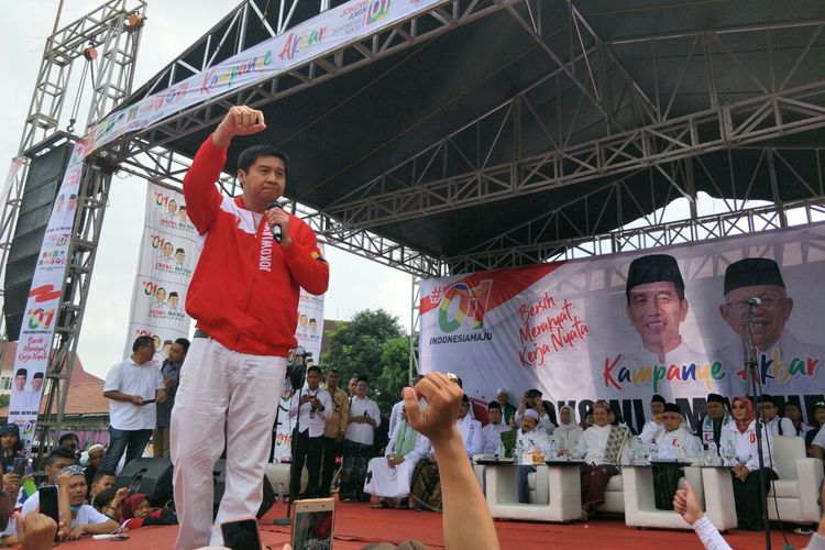 Juru kampanye Tim Kampanye Nasional (TKN) Jokowi-Maruf, Maruarar Sirait mendampingi Maruf Amin dalam kampanye terbuka di Lapangan Marzuki Mahdi, Kota Bogor, Jumat (5/4/2019). 