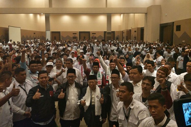 Calon wakil presiden nomor urut 01 Maruf Amin bersama Jaringan Muda Mathlaul Anwar dalam deklarasi dukungan di Hotel Allium, Tangerang, Sabtu (6/4/2019). 