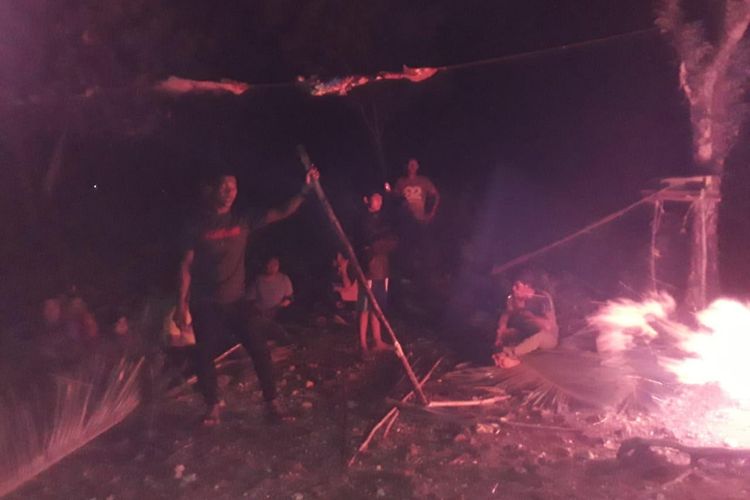Malam iini sebagian  warga di Bangkep memilih tidur di atas bukit, dengan membuat api unggun untuk penerangan, Jumat (12/4/2019).