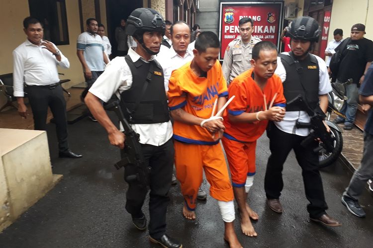 2 pelaku pembunuhan mayat dalam koper diamankan di Mapolda Jatim, Senin (15/4/2019)