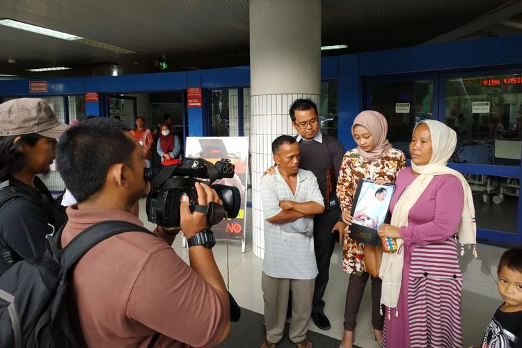 Siti Romlah dan Muhammad Mughni menunjukkan bayi yang diduga tertukar bersama pengacara mereka Mohammad Sholeh di RSUD Dr. Soetomo, Surabaya, Senin (15/4/2019).