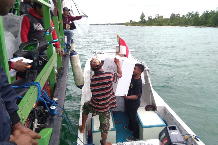 Pengiriman logistik pemilu 2019 ke sejumlah pulau terluar di Kabupaten Kepulauan Aru, Maluku dilakukan dengan menggunakan kapal dan speedboat, Minggu (14/4/2019)