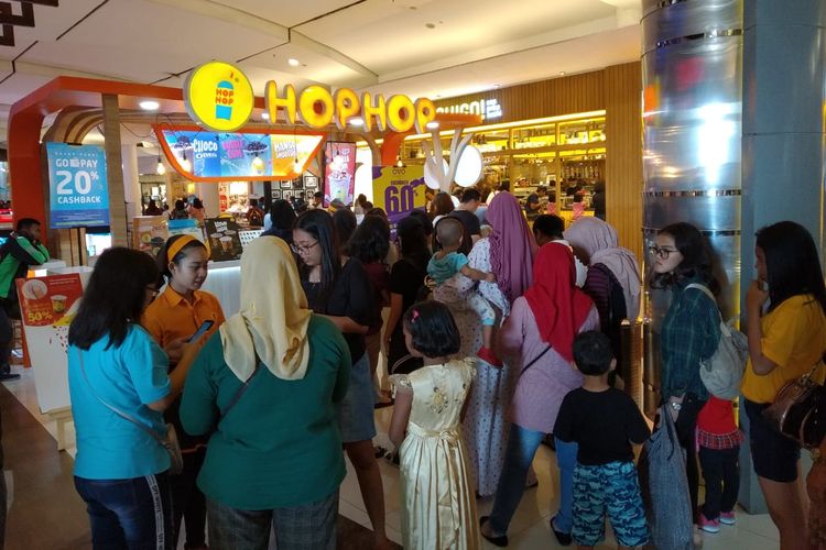 Pengunjung Mall of Indonesia di stan Hophop, Kamis (17/4).