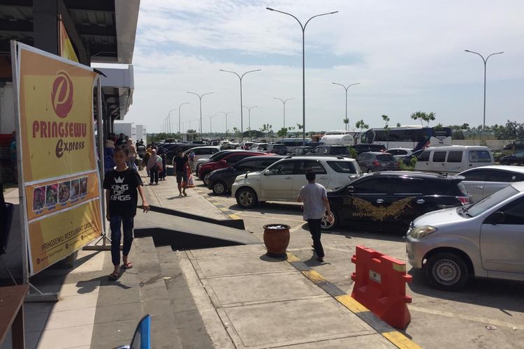Puluhan mobil berjejer di lokasi parkir Tempat Istirahat KM 294B Tol Pejagan-Pemalang, Minggu (21/4/2019).