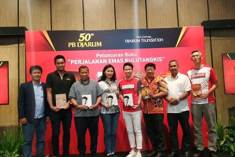 Atlet bulu tangkis Tontowi Ahmad dan Liliyana Natsir berpose dengan para penulis buku dalam rangkaian acara ulang tahun ke-50 PB Djarum, di Wisma Ploso, Kudus, Jawa Tengah, Minggu (28/4/2019).