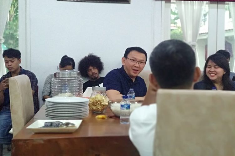 Mantan Gubernur DKI Jakarta Basuki Tjahaja Purnama (BTP) atau Ahok mengunjungi rumah Ketua DPRD DKI Jakarta Prasetio Edi Marsudi di Jalan Imam Bonjol, Jakarta Pusat, Selasa (30/4/2019).