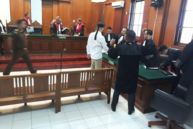 Sidang lanjutan perkara pencemaran nama baik dengan terdakwa Ahmad Dhani di PN Surabaya, Selasa (7/5/2019)