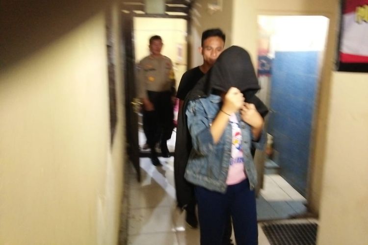 AY (18), seorang wanita yang nekat membuang bayi yang dilahirkannya saat dibawa ke kantor Polres Pelabuhan Makassar, Rabu (8/5/2019) malam. 