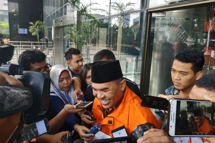 Komisi Pemberantasan Korupsi (KPK) resmi menahan Bupati Jepara Ahmad Marzuki. Marzuki diketahui menjalani pemeriksaan sebagai tersangka di Gedung Merah Putih KPK, Jakarta, Senin (13/5/2019). 