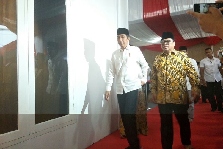 Presiden Joko Widodo hadiri buka puasa bersama di kediaman Ketua DPD Oesman Sapta Odang di Jalan Karang Asem Utara, Jakarta, Rabu (15/5/2019). 