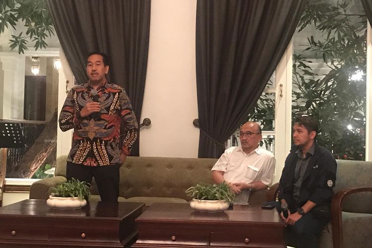 Direktur Utama Angkasa Pura II Muhammad Awaluddin melakukan konferensi pers untuk memaparkan kesiapan AP II menyediakan angkutan Lebaran 2019 bersama dengan Direktur Operasi Angkasa Pura II Djoko Murjatmodjo, dan VP of Corporate Communication Yado Yarismano, Kamis (17/5/2019).