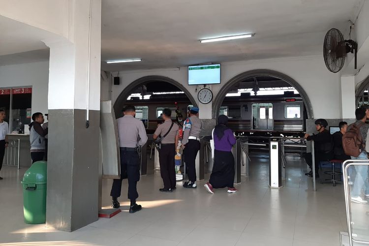 Sejumlah personel gabungan dari Polres Lebak, Brimob dan TNI tampak siaga di Stasiun Rangkasbitung, Kabupaten Lebak, Banten Rabu (22/5/2019)