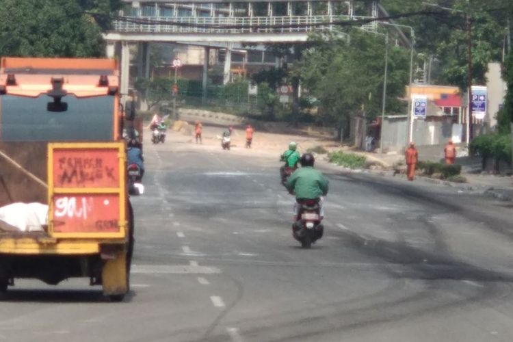 Jalan Fachrudin, Tanah Abang ditutup dan dibersihkan oleh pasukan penanganan prasarana dan sarana umum (PPSU), Rabu (22/5/2019).