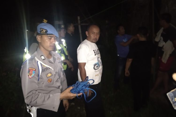 Polisi mengamankan tali tambang yang digunakan pelaku untuk menyekap istri Ketua KPU Cianjur, Jawa Barat di rumahnya. Namun belakang peristiwa tersebut ternyata cuma rekayasa si korban sendiri