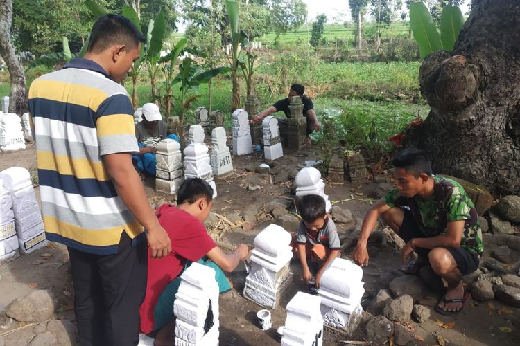 Proses pengecekan batu nisan oleh masyarakat Desa Darek, Kabupaten Lombok Tengah, di pemakaman umum Panji, Selasa (4/6/201)