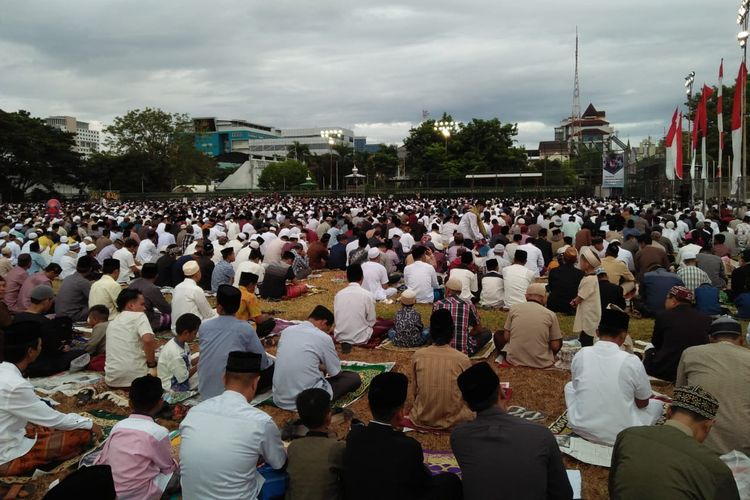Jemaah shalat Idul Fitri di Lapangan Karebosi Makassar mendengarkan khotbah