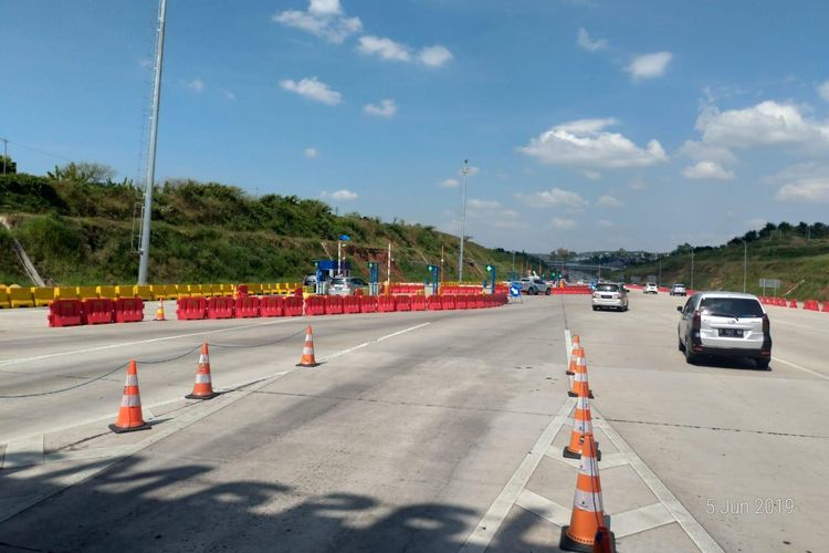 Tingginya antusiasme pemudik untuk melewati Jalan Tol Trans Jawa terlihat dari meningkatnya volume lalu lintas di Gerbang Tol (GT) Kalikangkung