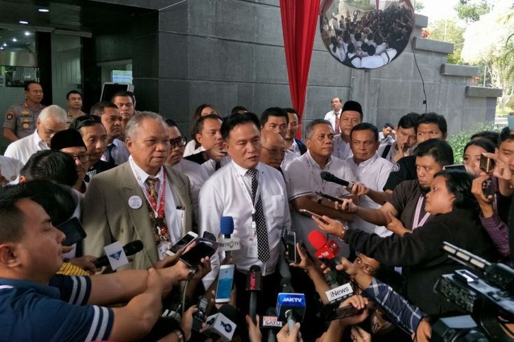 Tim hukum capres cawapres nomor urut 01 Jokowi-Maruf menyerahkan jawaban atas gugatan pasangan capres cawapres nomor urut 02 Prabowo-Sandiaga di Mahkamah Konstitusi, Kamis (13/6/2019). 