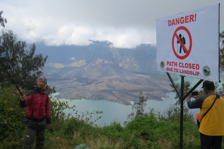 Kembali dibukanya jalur pendakian Gunung Rinjani sejak Jumat (14/6/2019) disambut gembira. Namun ingat, ada tiga rambu yang harus diperhatikan oleh para pendaki. Rambu merah di foto artinya rawan, tidak diperkenankan berhenti berlama lama di jalur itu.