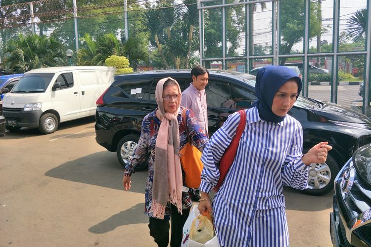 Ibunda Ahmad Dhani Joyce Theresia Pamela Kohler (kiri) dan adik Dhani Nia Rahmania (paling kanan) tiba di Rutan Klas I Cipinang, Jakarta Timur, Jumat (14/6/2019).