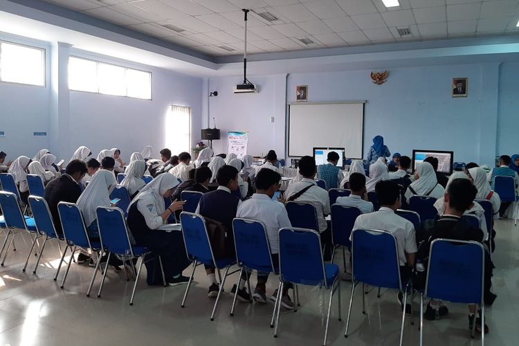 Puluhan calon siswa menunggu giliran proses berkas PPDB di SMAN 1 Rangkasbitung, Senin (17/6/2019) 