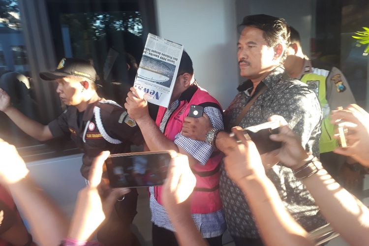 Usai diperiksa di Kejari Surabaya, tersangka NLH ditahan di Rutan Kejati Jatim, Selasa (18/6/2019) sore
