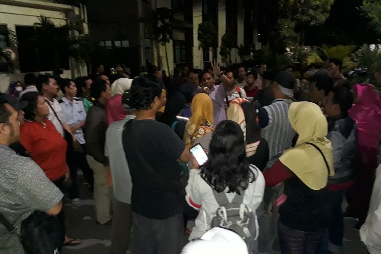 Ratusan wali murid masih bertahan menggelar aksi protes PPDB sistem Zonasi di Kantor Dinas Pendidikan Kota Surabaya, Rabu (19/6/2019) malam